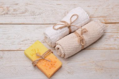 anneler günü için hediye, yanında meyve aromaları ile el yapımı sabun 