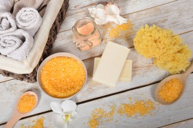 banyo tuzu, vücut fırçalama, doğal sabunlar ve temiz havlu, banyo, ork