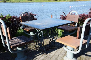 Sezon için hazırlanmış boş sandalyeler ve masalar