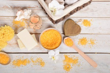 anne için doğal sabun ile banyo tuzu soyma yüz