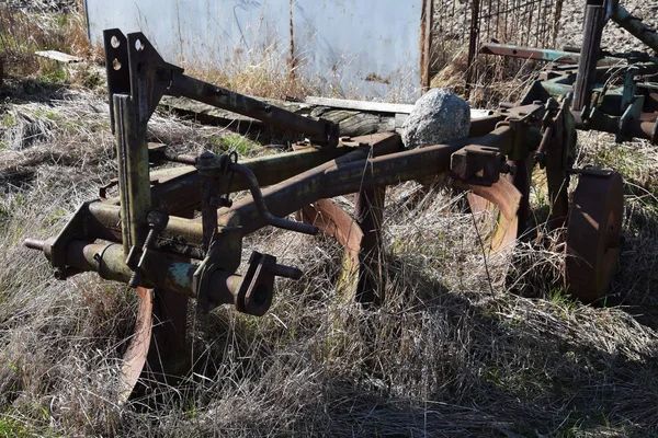 Oude ploegen apparatuur, teelt van grond — Stockfoto