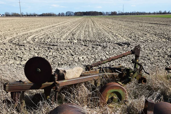 Equipamento de aração velho, cultivo de terra — Fotografia de Stock