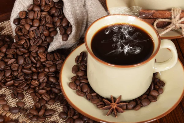 Café en tazas y granos de café tostados —  Fotos de Stock
