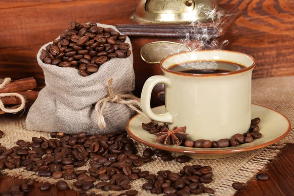 Frisch gemahlener und gebrühter schwarzer Kaffee in einer braunen Tasse — Stockfoto