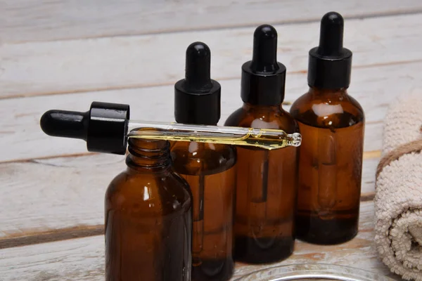 avokado tohumu doğal yağlar ile dolu bir damlalık, keten tohumu bir