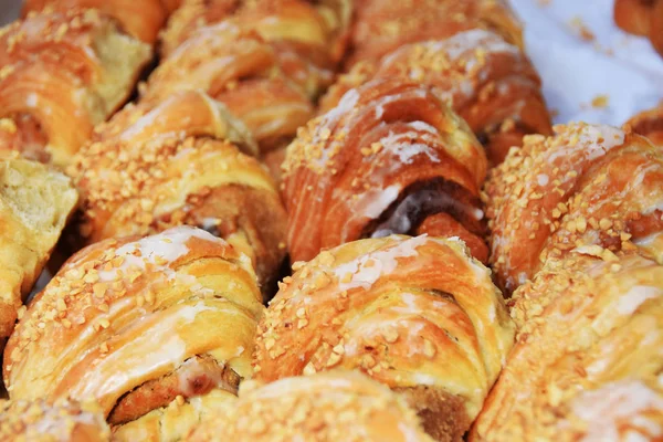 Croissant una delicatezza polacca tradizionale con semi di papavero e noce — Foto Stock