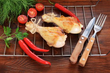 domates, otlar, maydanoz ve sıcak pep ile baharat tavuk bacakları