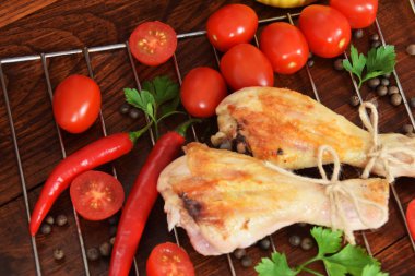 ızgara tavuk bacakları ve baharatile domates ve kırmızı biber