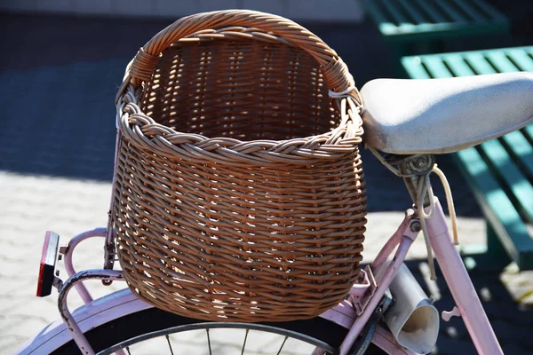 Cesta de bicicleta marrón mimbre —  Fotos de Stock