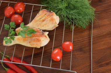 domates, otlar, maydanoz ve sıcak pep ile baharat tavuk bacakları