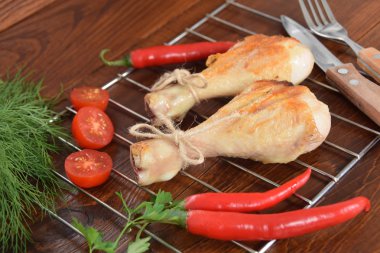 domates, otlar, maydanoz ve sıcak pep ile baharat tavuk bacakları