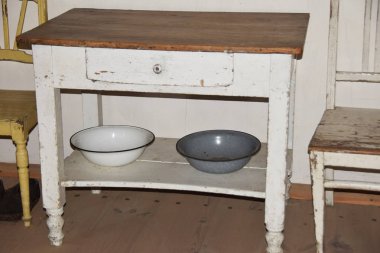 bir çekmece ve iki metal kâse ile eski bir tablo