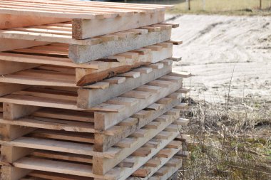 Ulaşım için Euro paletleri olan kule