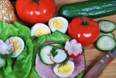 marul jambon, salatalık ve domates ile sandviç