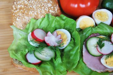 marul jambon, salatalık ve domates ile sandviç