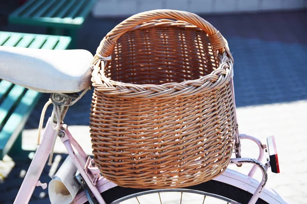 Плетений коричневий велосипедний кошик — стокове фото
