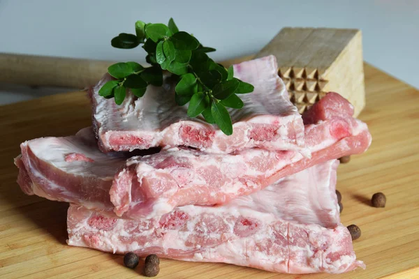 Costillas de cerdo crudas con especias — Foto de Stock