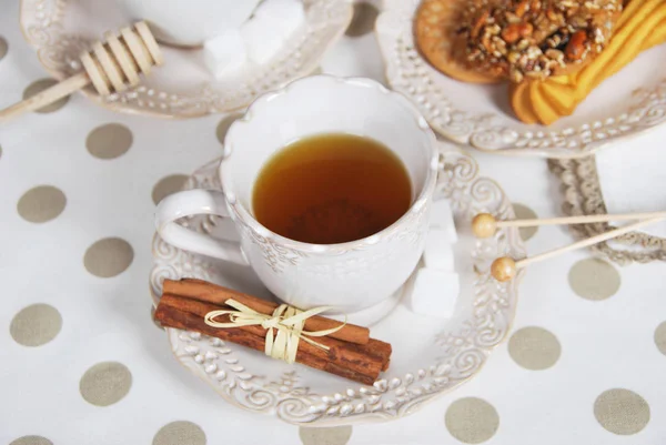 Tasse rétro avec sucre et thé à la vanille avec biscuits pour le petit déjeuner — Photo