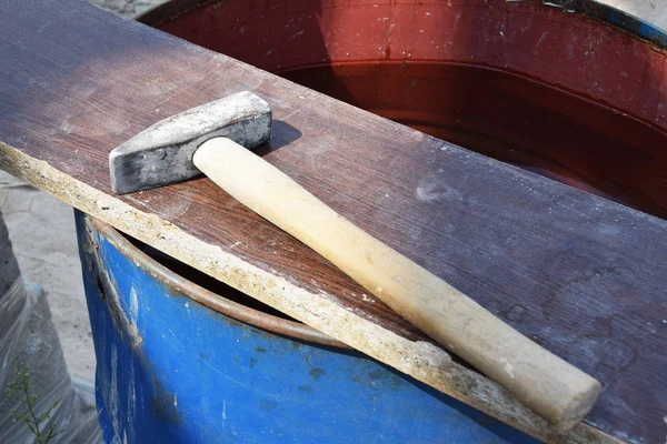 Металлический молоток с деревянной ручкой — стоковое фото