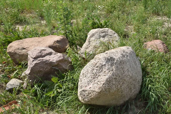 Feldsteine auf grünem Rasen — Stockfoto