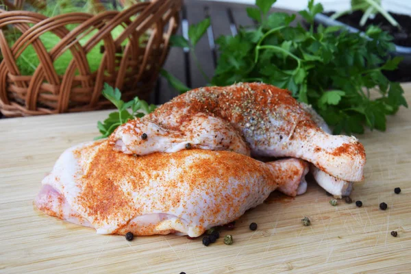 Chicken legs in spices with tomatoes, herbs, parsley and hot pep — Stock Photo, Image