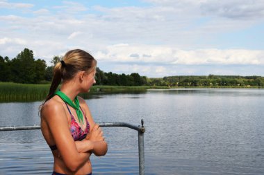 çocuk gölde manzara bakıyor