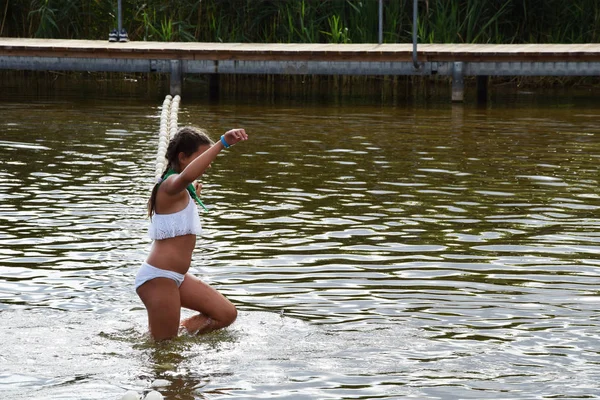 La chica sale del lago frío y sucio — Foto de Stock