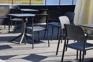 Sezon için hazırlanmış boş sandalyeler ve masalar