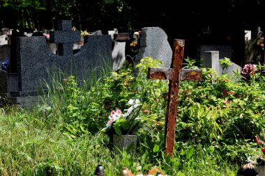 Eski ahşap haç ve soyulmuş boya.