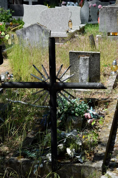 村の墓地にある古い金属製の十字架 — ストック写真