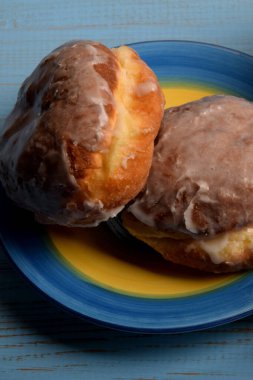 İki tatlı çörek ve iki fincan portakal suyu.