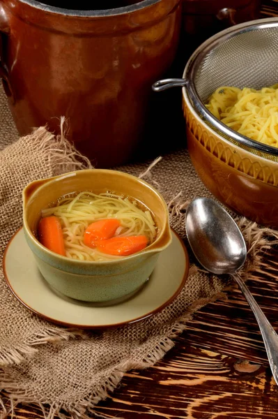 Caldo Zanahoria Delicado Tazón Pequeño Junto Potspasta Arcilla Colador Delicado — Foto de Stock