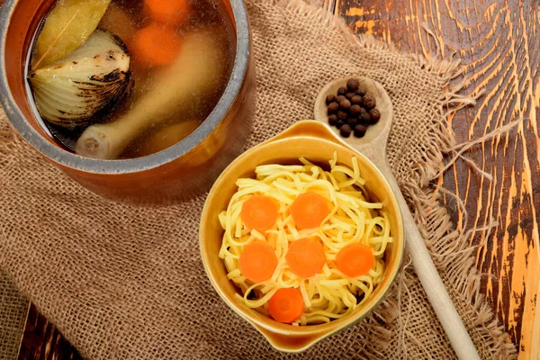 Una Olla Barro Llena Caldo Pollo Junto Tazón Pasta Cocida — Foto de Stock