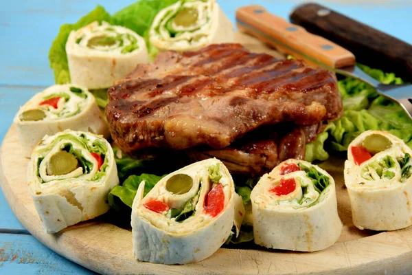 Tortilla Scheiben Geschnitten Mit Gemüse Neben Gebratenem Steak Vom Grill — Stockfoto