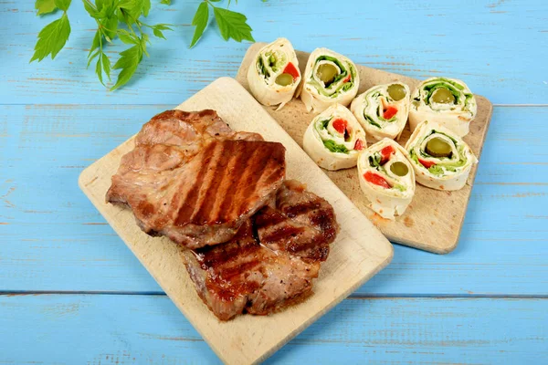 Tortilla Scheiben Geschnitten Mit Gemüse Neben Gebratenem Steak Vom Grill — Stockfoto