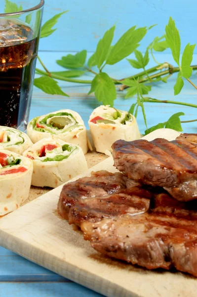 Zwei Stücke Gegrilltes Fleisch Auf Einer Kochplatte Mit Tortillenstücken Neben — Stockfoto