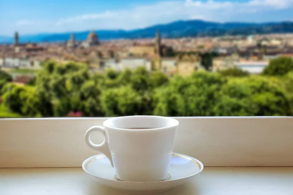 Pencere Kenarında Kahve Fincanı Güzel Talyan Manzarası — Stok fotoğraf