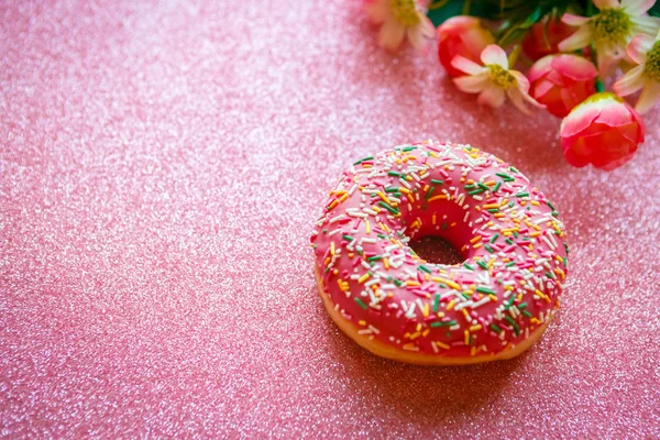 Donut Fresa Con Espolvoreos Colores Sobre Fondo Brillo Rosa — Foto de Stock