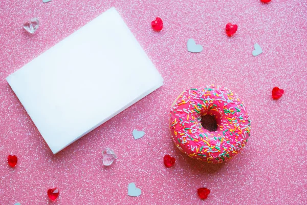 Donut Fresa Maqueta Blanco Sobre Fondo Purpurina Rosa Tarjeta Felicitación — Foto de Stock