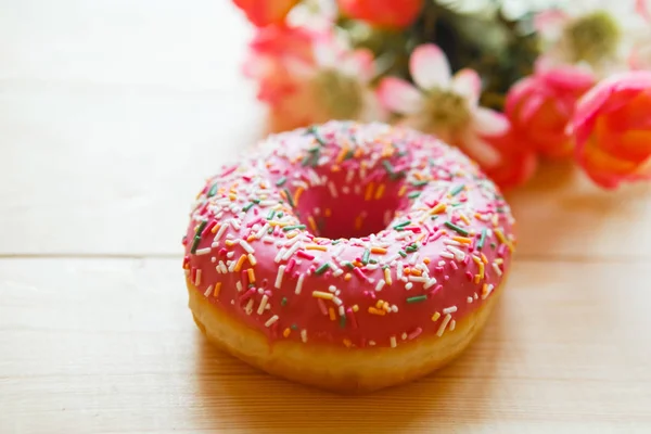 Donut Fresa Con Espolvoreos Colores Sobre Fondo Madera — Foto de Stock