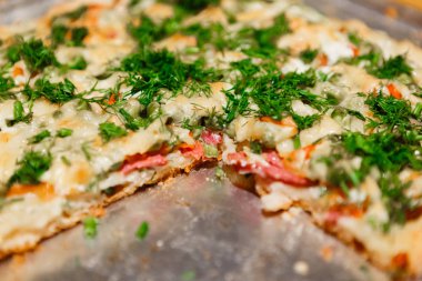 Metal levhada ev yapımı pizza dilimi