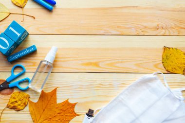 Erkek eli, kahve fincanını tahta arka planda tutar.