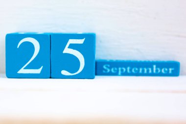 25 Eylül, ahşap arka plan. Tarih ay ve gün yazılı el yapımı ahşap küp takvimi
