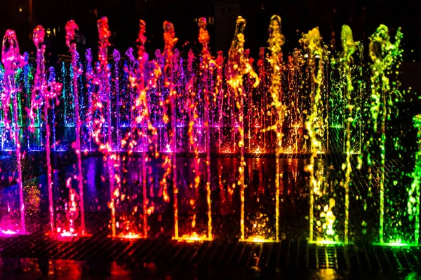 Fontaine Lumineuse Colorée Dans Rue Nuit — Photo