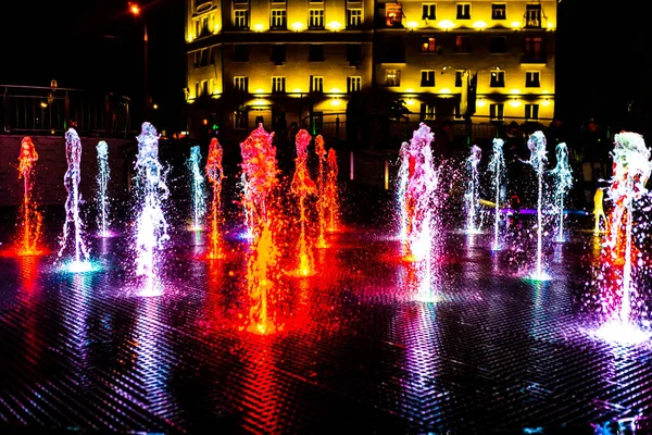 夜街明亮多彩的喷泉 — 图库照片