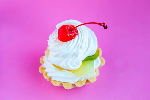 Smaklig Färsk Grädde Tårta Med Körsbär Ljus Rosa Bakgrund — Stockfoto