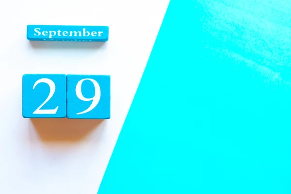 September Leerer Blau Weißer Geometrischer Hintergrund Handgemachter Kalender Aus Holz — Stockfoto