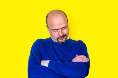 Sarı üzerine izole edilmiş kızgın yetişkin bir adamın portresi.