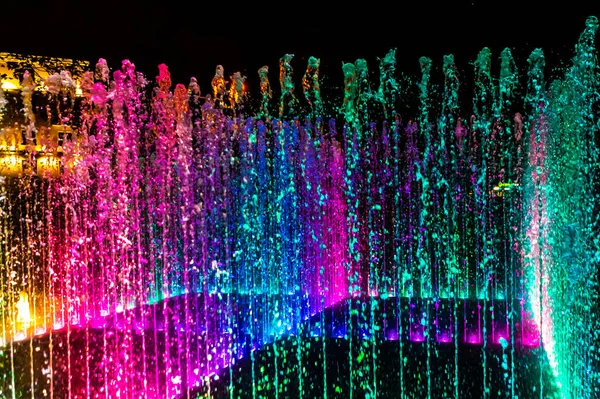 Fontaine Lumineuse Colorée Dans Rue Nuit — Photo