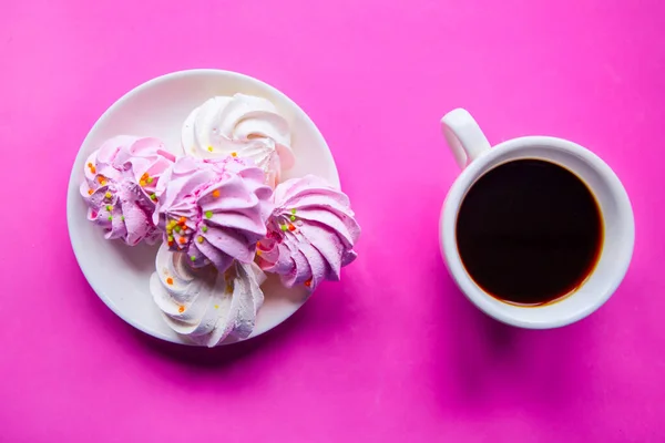 Smaklig Färsk Maräng Och Kaffekopp Ljus Rosa Bakgrund Ovanifrån Platt — Stockfoto